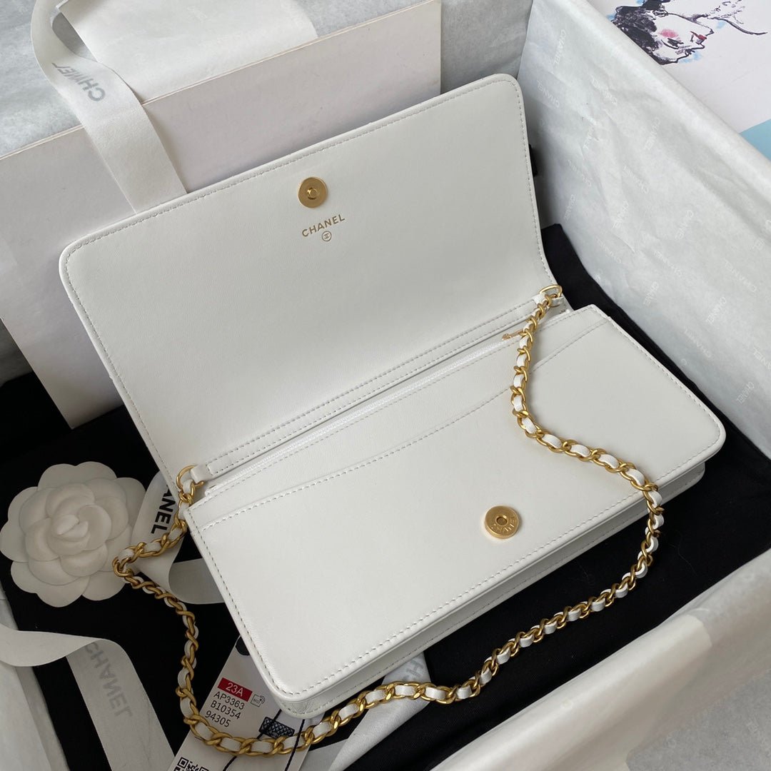 ＣＨＮＥＬCLASSIC WALLET ON CHAIN WHITE
