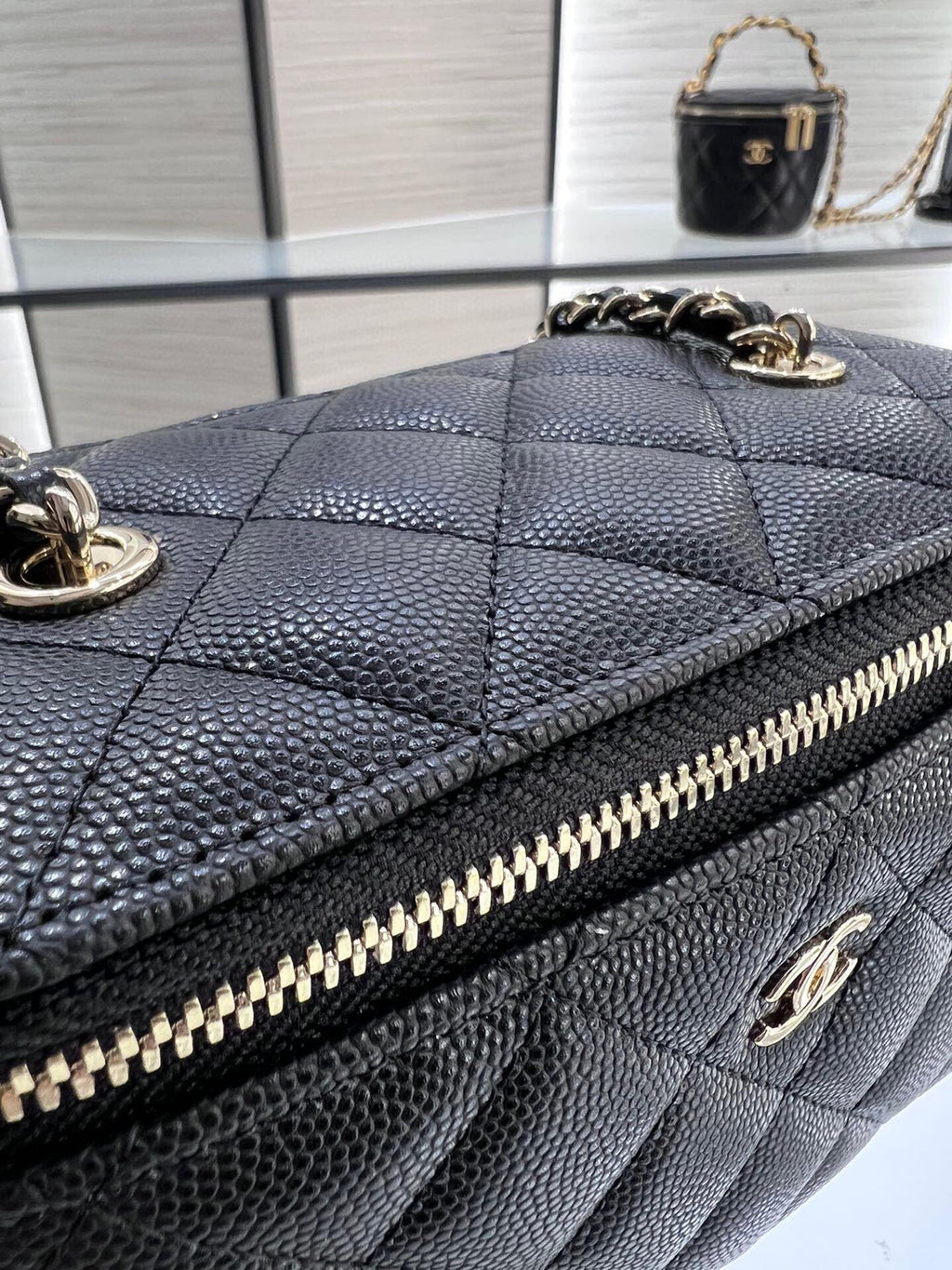ＣＨＮＥＬCLASSIC VANITY CASE WITH CHAIN