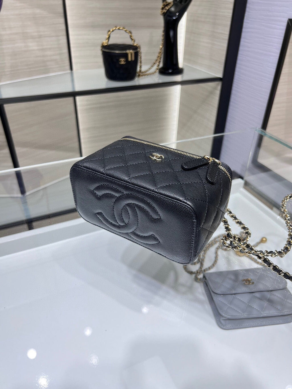 ＣＨＮＥＬCLASSIC VANITY CASE WITH CHAIN