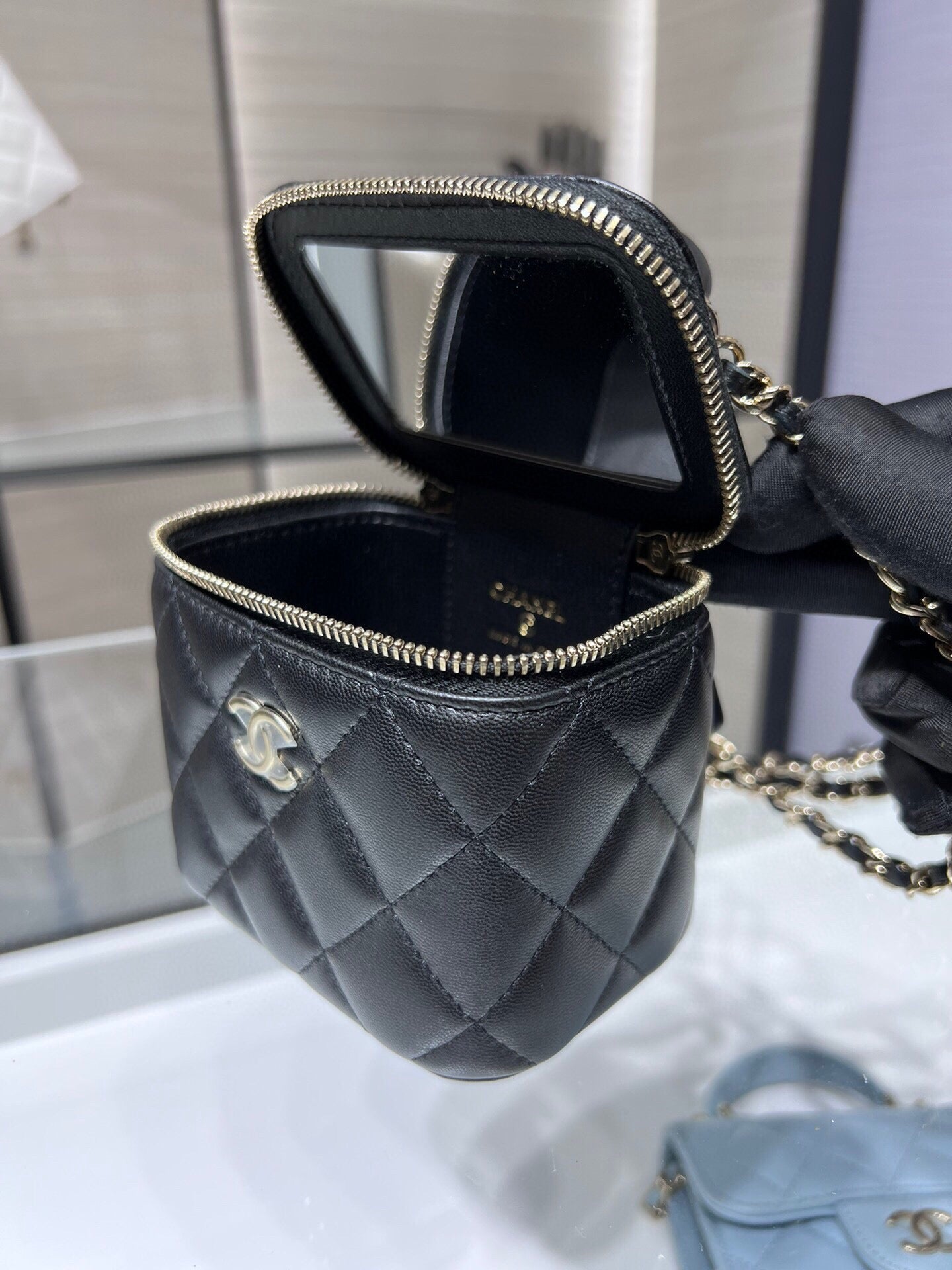 ＣＨＮＥＬMINI VANITY CASE WITH CHAIN