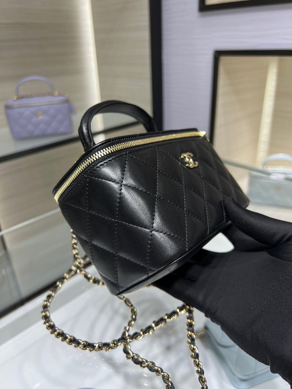 ＣＨＮＥＬ SMALL VANITY CASE WITH CHAIN