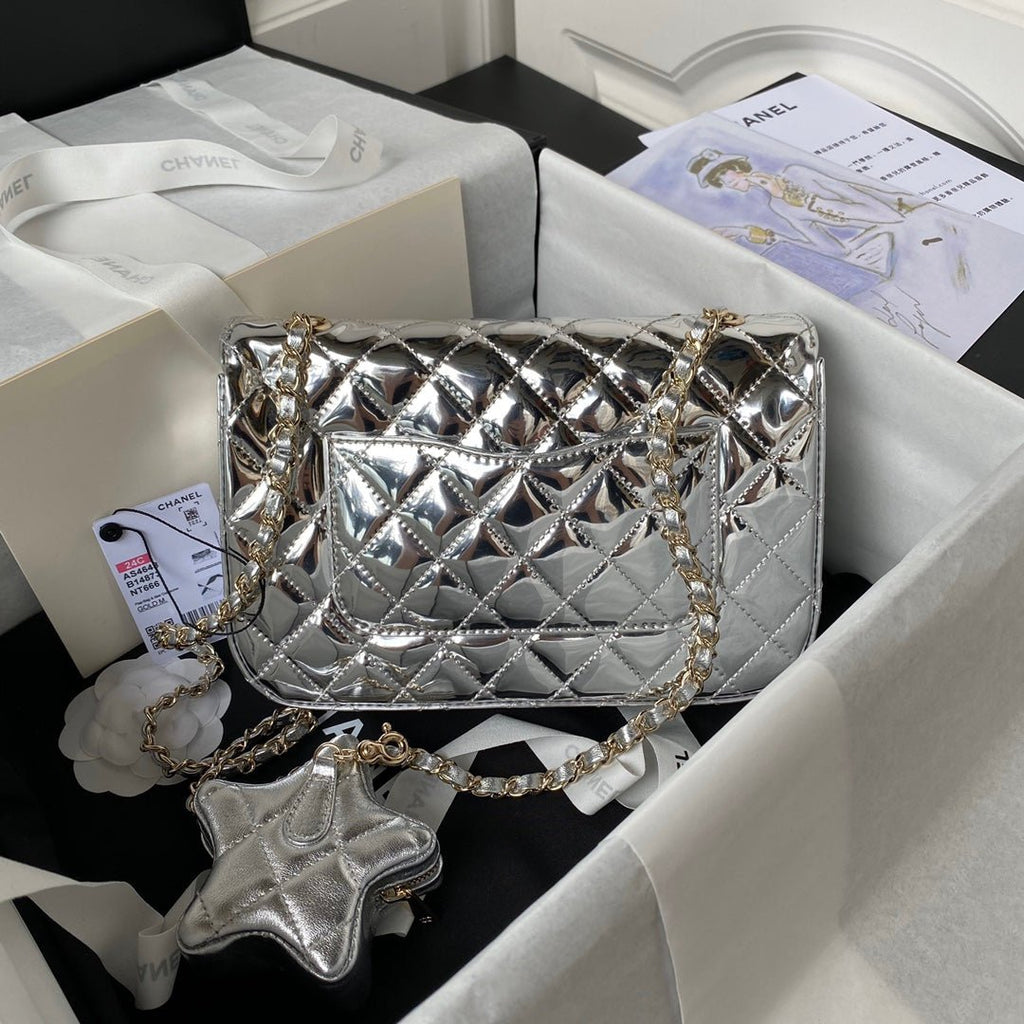 ＣＨＮＥＬCLASSIC FLAP BAG IN SILVER METALLIC QUILTED LEATHER