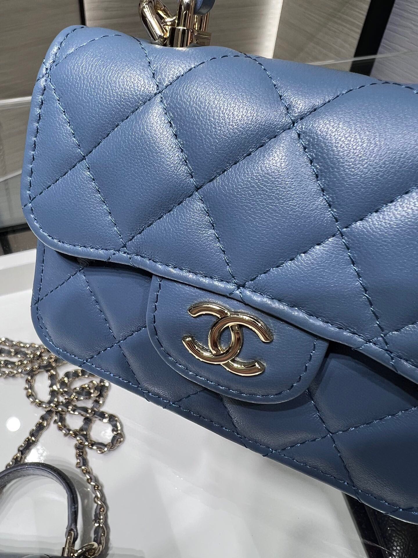 ＣＨＮＥＬFLAP COIN PURSE WITH CHAIN BLUE