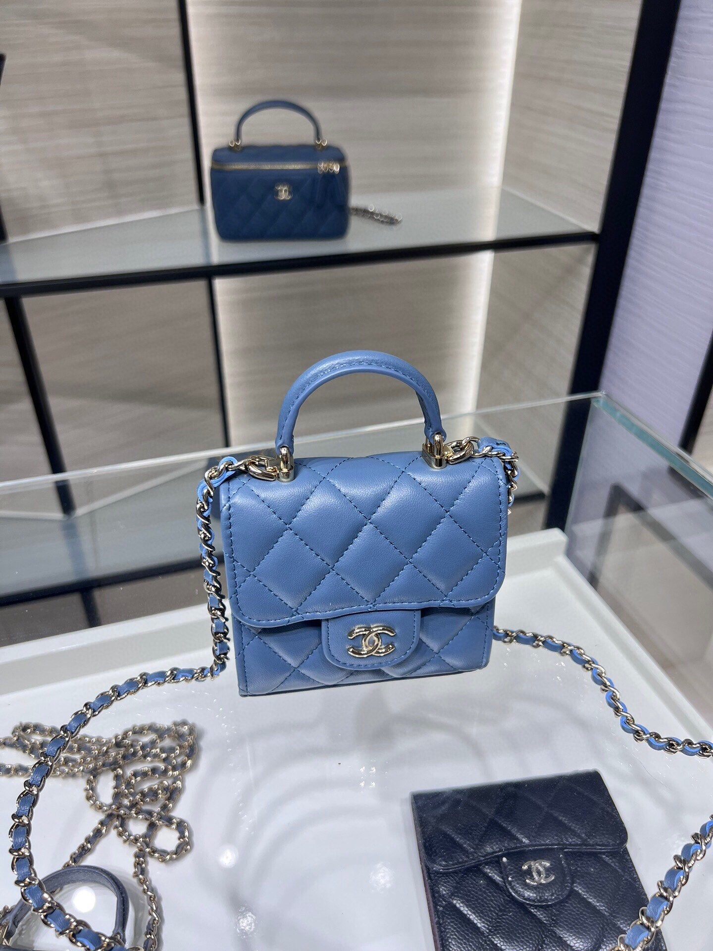 ＣＨＮＥＬMINI MATELASSÉ CLUTCH WITH CHAIN BLUE