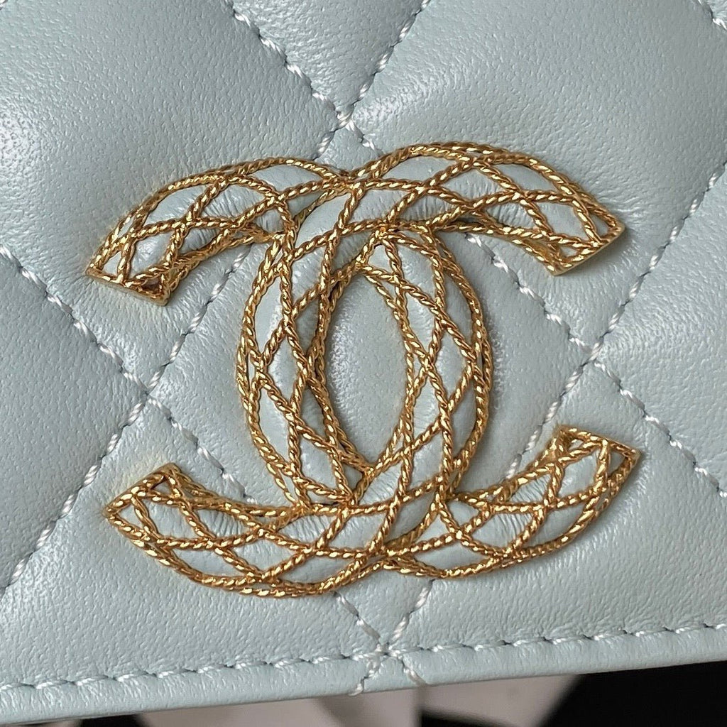 ＣＨＮＥＬCLASSIC WALLET ON CHAIN BABY BLUE