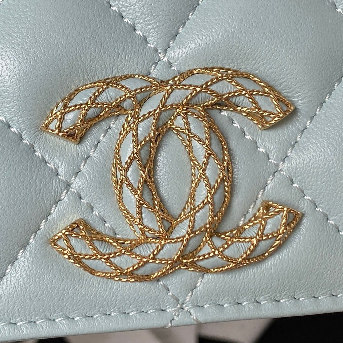 ＣＨＮＥＬCLASSIC WALLET ON CHAIN BABY BLUE