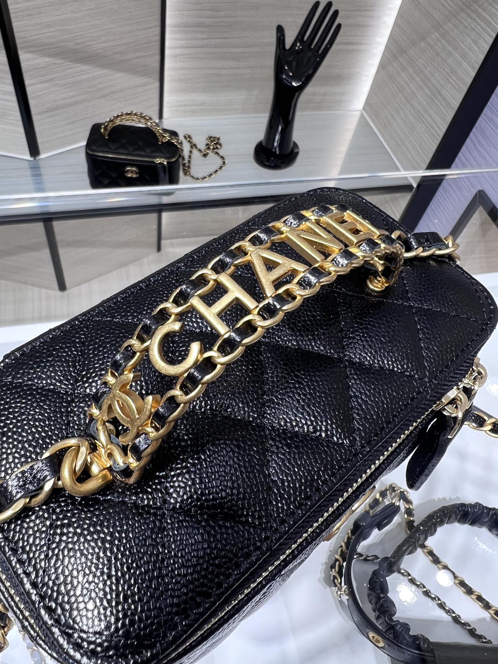 ＣＨＮＥＬCHAIN VANITY CASE BLACK