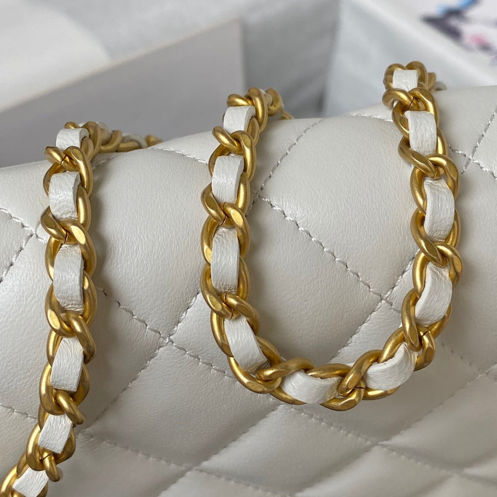 ＣＨＮＥＬCLASSIC WALLET ON CHAIN WHITE