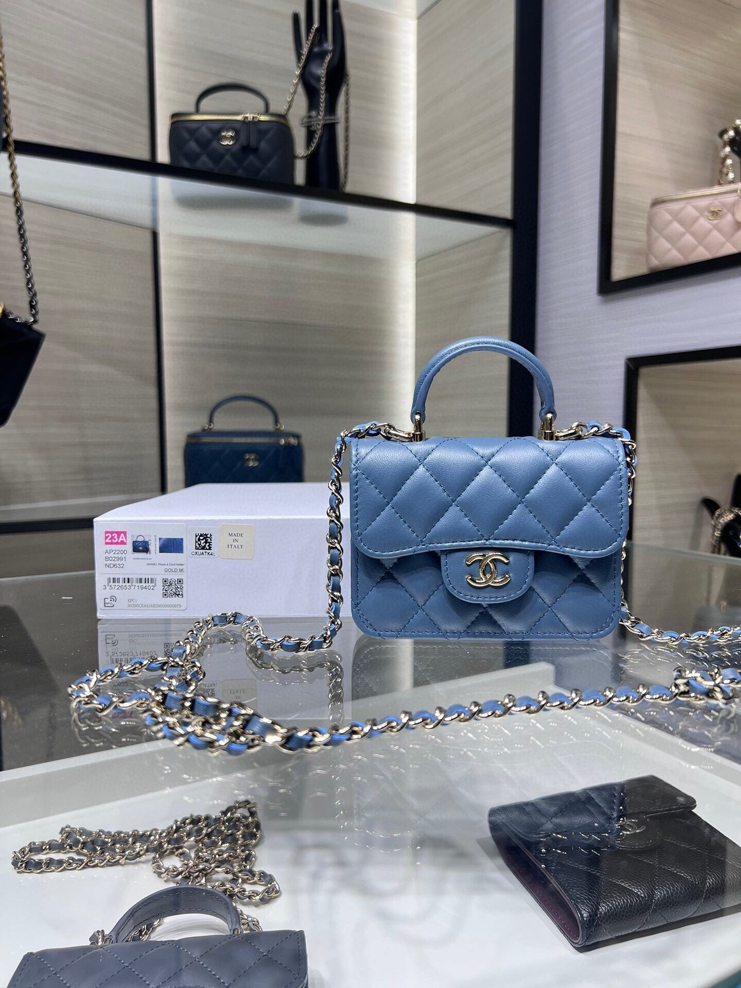 ＣＨＮＥＬFLAP COIN PURSE WITH CHAIN BLUE