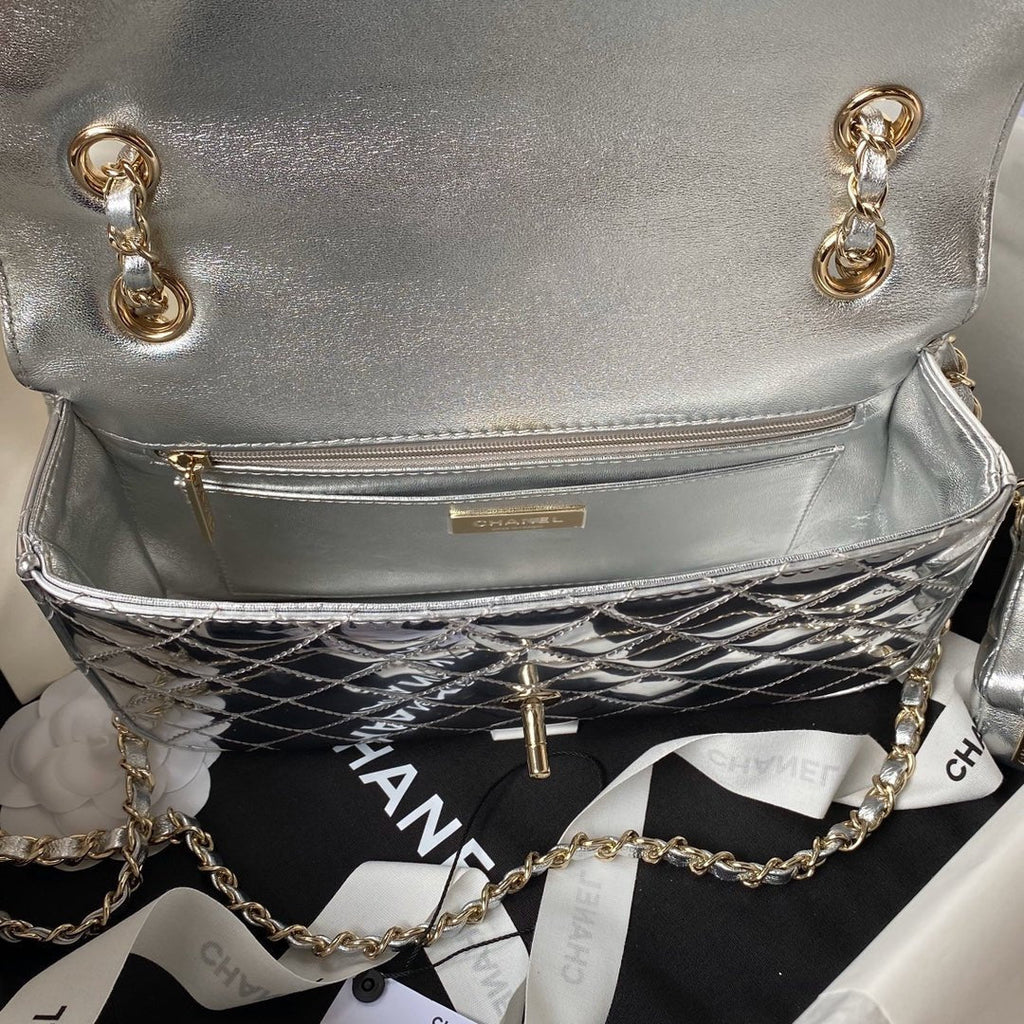 ＣＨＮＥＬCLASSIC FLAP BAG IN SILVER METALLIC QUILTED LEATHER