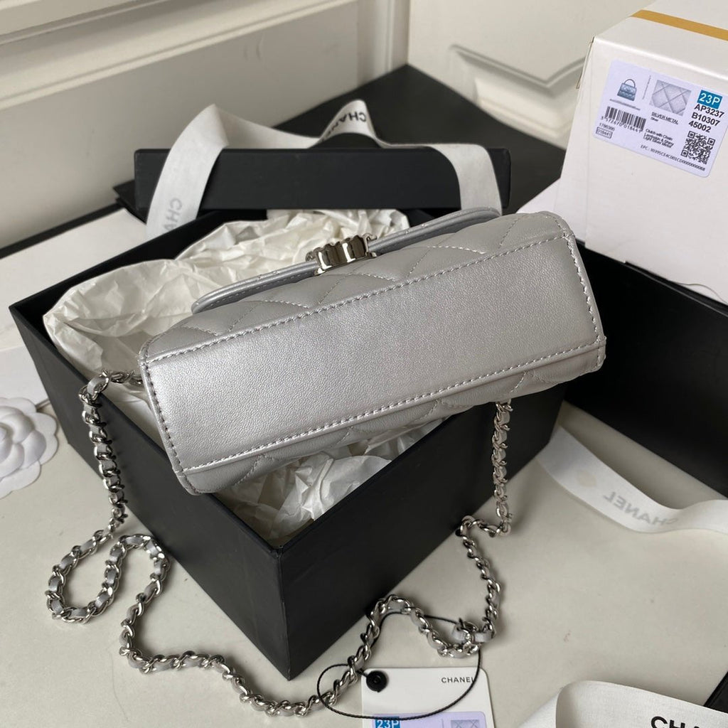 ＣＨＮＥＬCLUTCH WITH CHAIN SILVER METAL