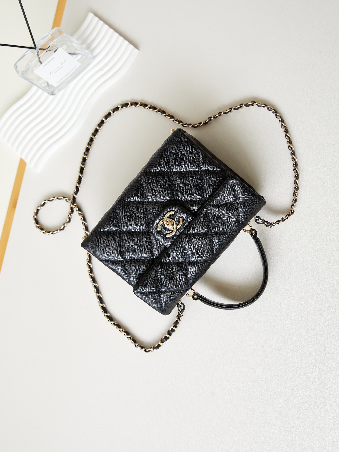 ＣＨＮＥＬFLAP BAG WITH A TOP HANDLE