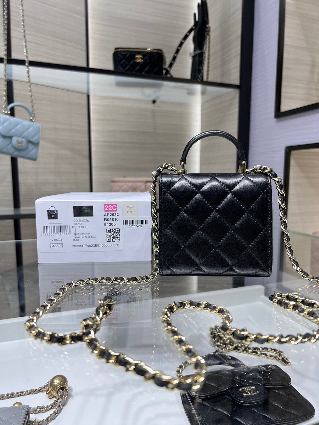 ＣＨＮＥＬMINI MATELASSÉ CLUTCH WITH CHAIN BLACK