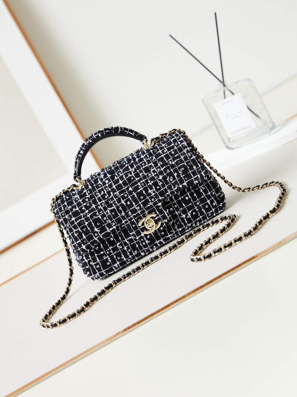 ＣＨＮＥＬFLAP BAG WITH A TOP HANDLE