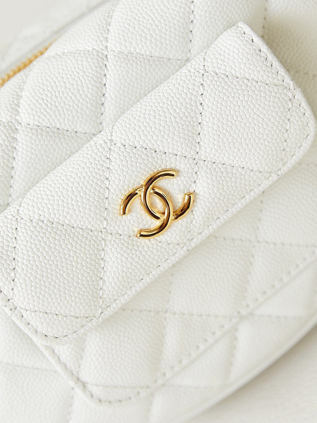 ＣＨＮＥＬCAVIAR LEATHER MINI ROUND HOBO WHITE