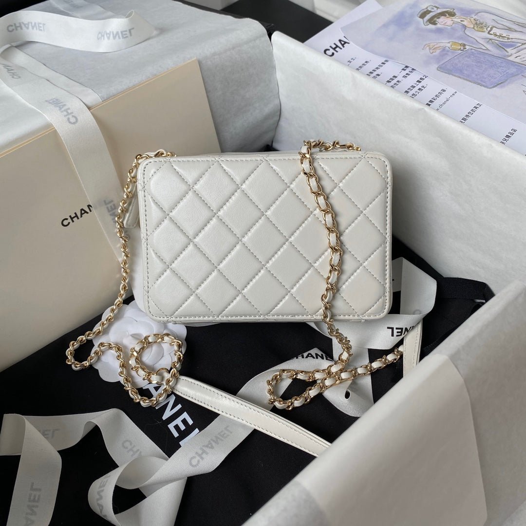ＣＨＮＥＬCAMERA BAG WHITE