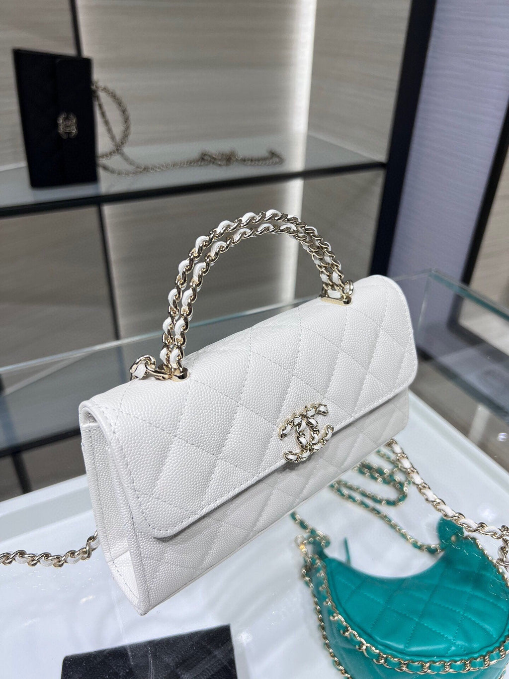 ＣＨＮＥＬPHONE HOLDER WITH CHAIN WHITE