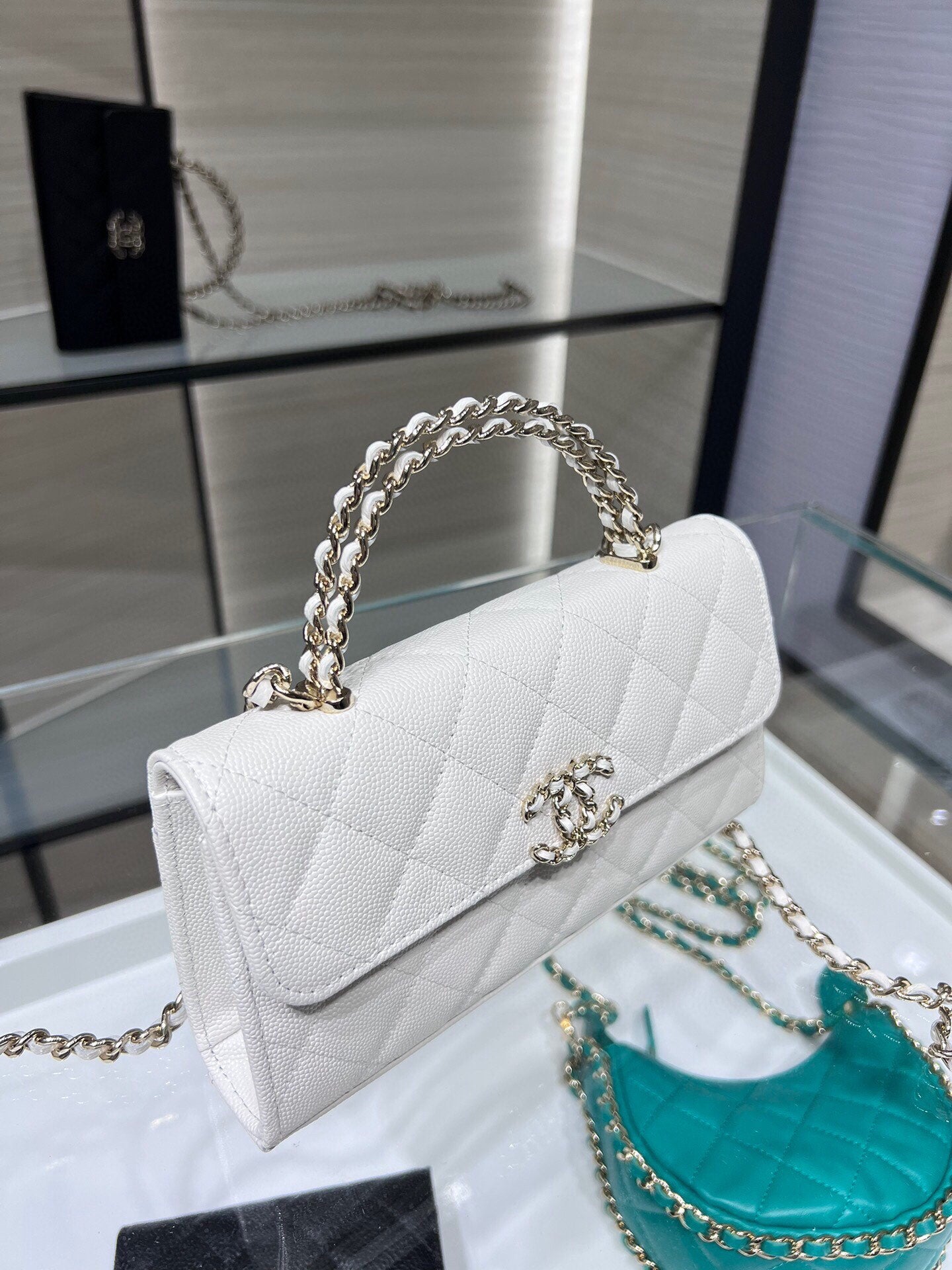 ＣＨＮＥＬPHONE HOLDER WITH CHAIN WHITE
