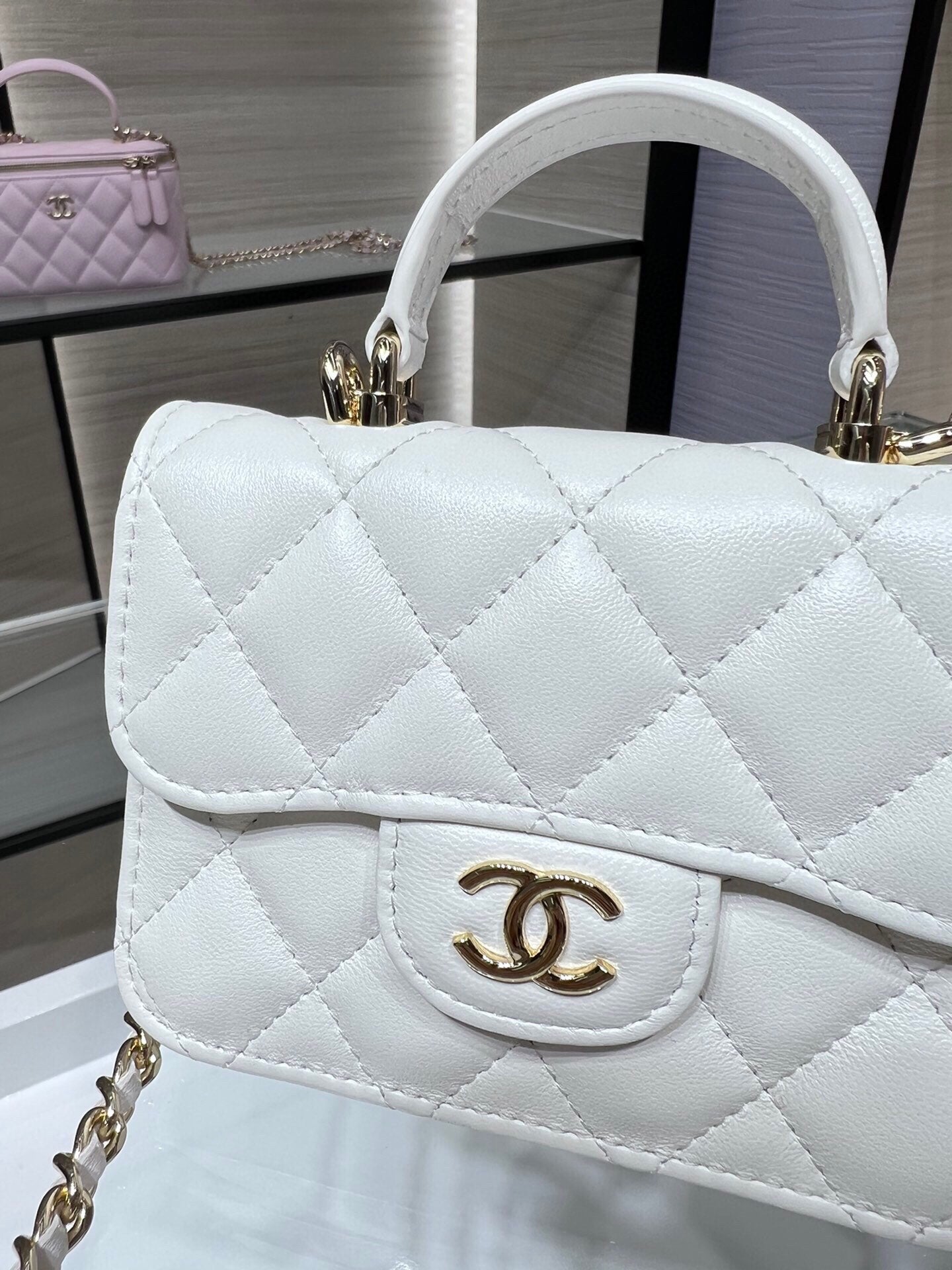 ＣＨＮＥＬFLAP COIN PURSE WITH CHAIN WHITE