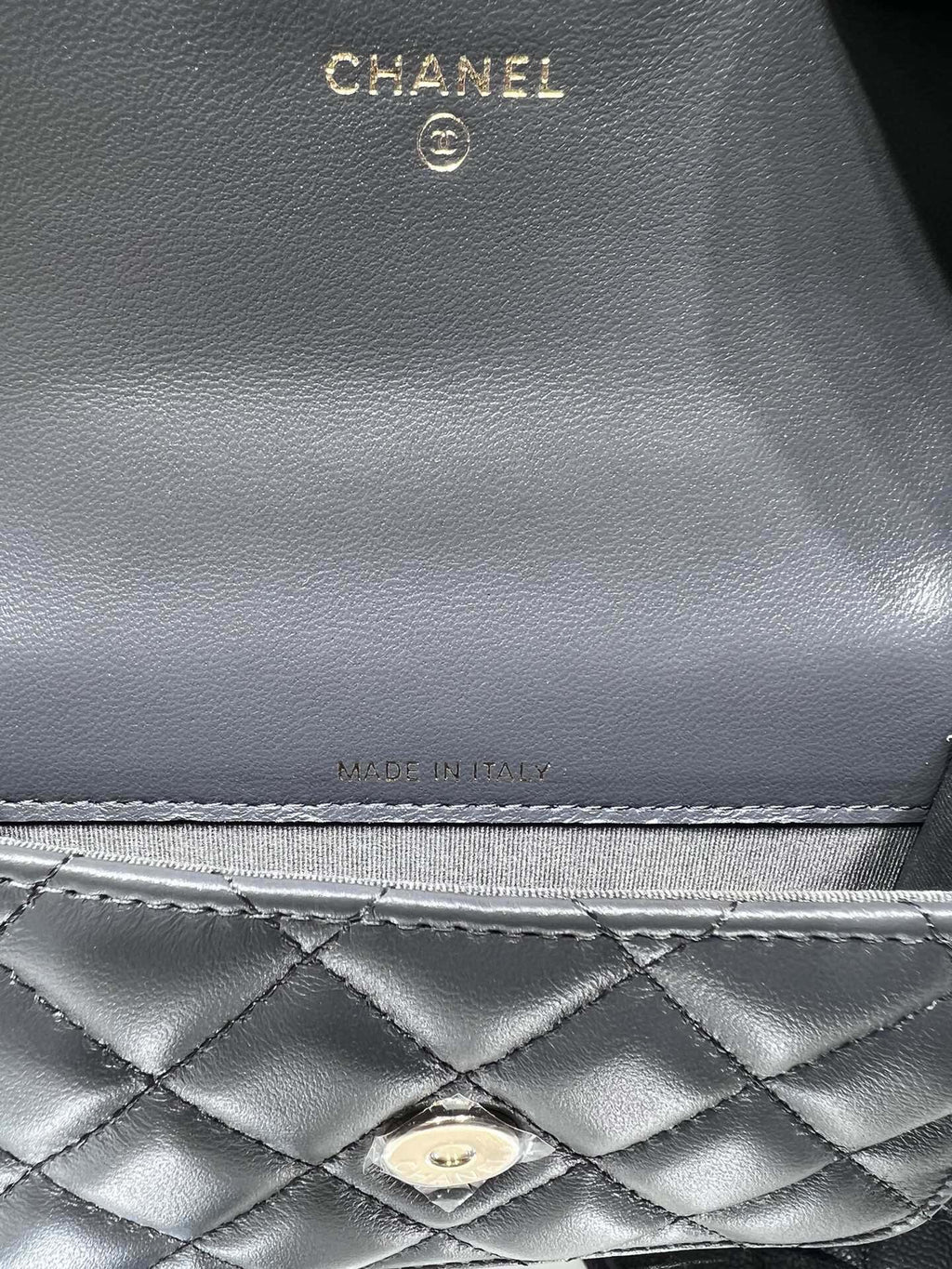 ＣＨＮＥＬFLAP COIN PURSE WITH CHAIN GRAY