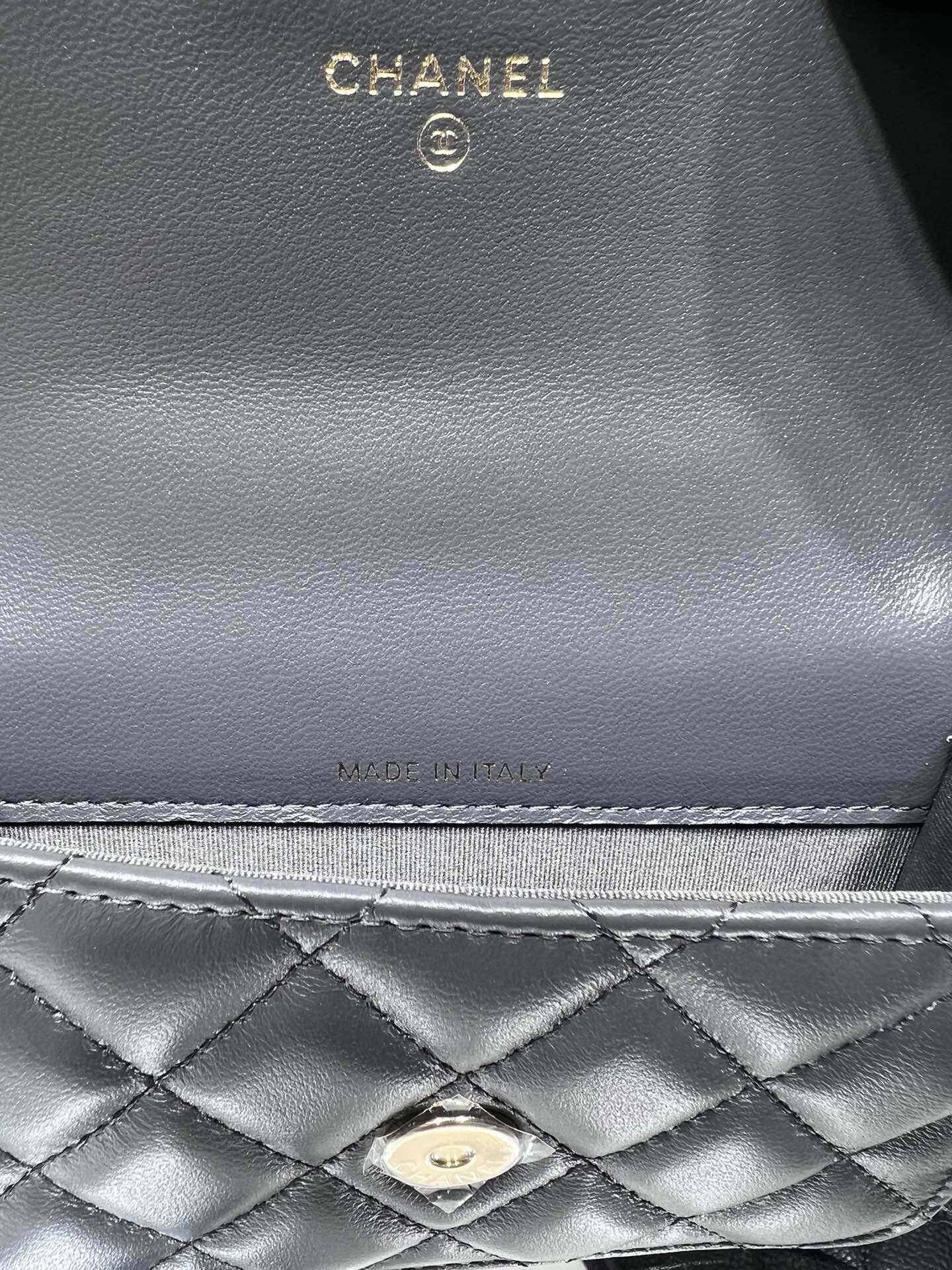 ＣＨＮＥＬFLAP COIN PURSE WITH CHAIN GRAY