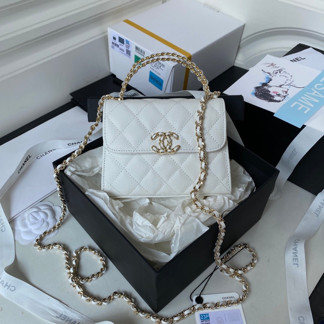 ＣＨＮＥＬCLUTCH WITH CHAIN WHITE