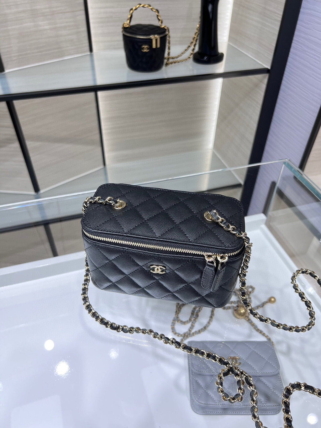ＣＨＮＥＬCLASSIC VANITY CASE WITH CHAIN