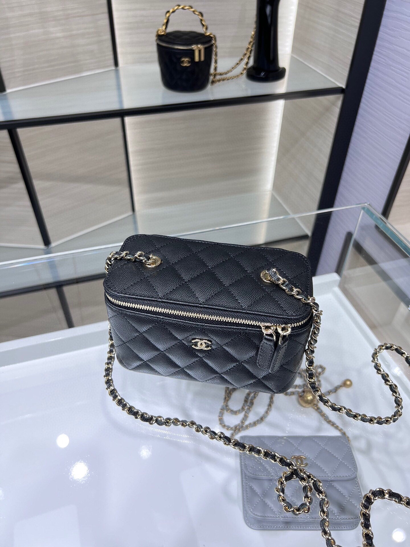 ＣＨＮＥＬCLASSIC VANITY CASE WITH CHAIN