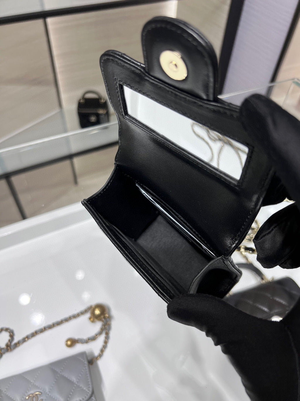 ＣＨＮＥＬMINI MATELASSÉ CLUTCH WITH CHAIN BLACK