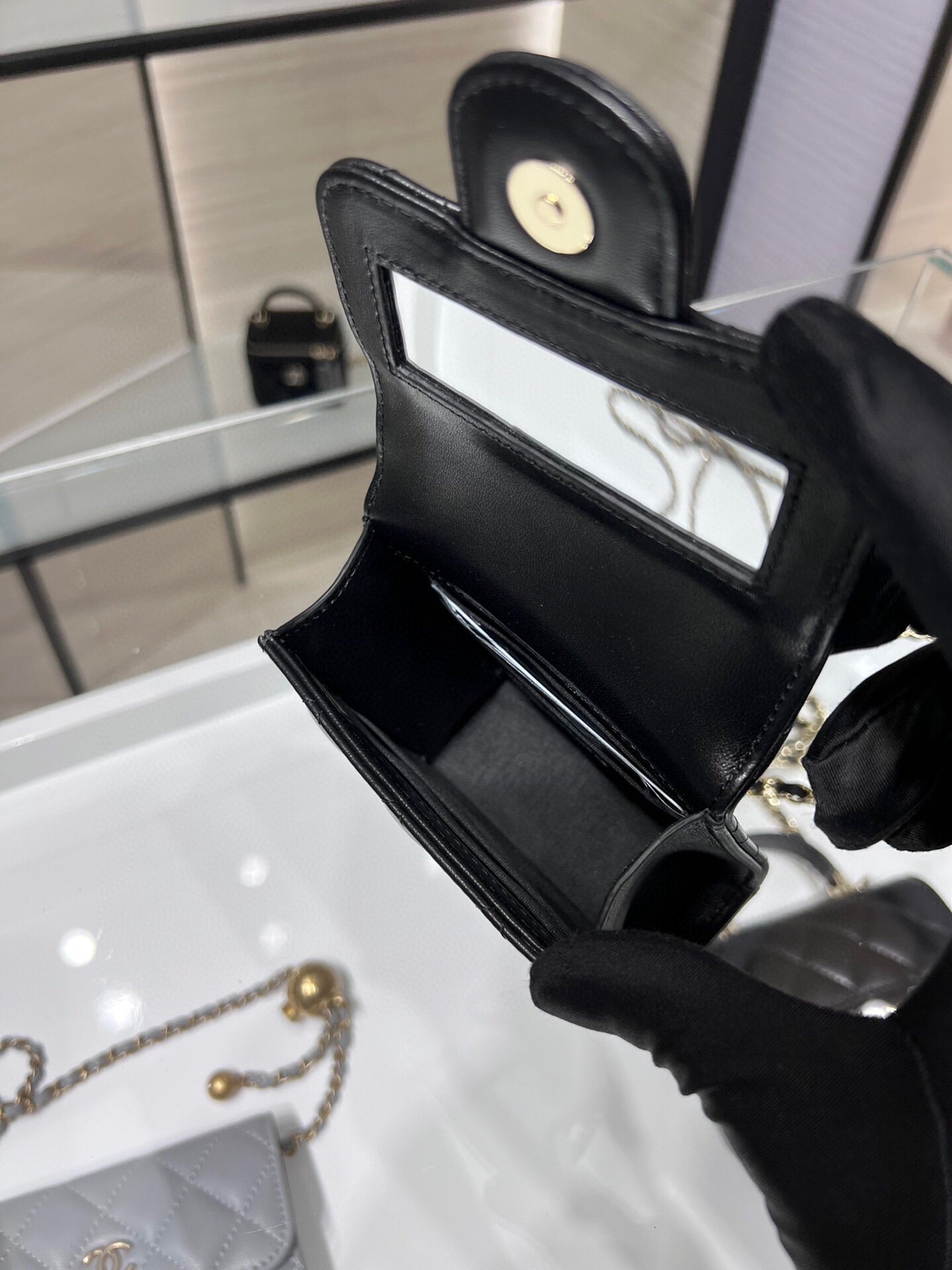 ＣＨＮＥＬMINI MATELASSÉ CLUTCH WITH CHAIN BLACK