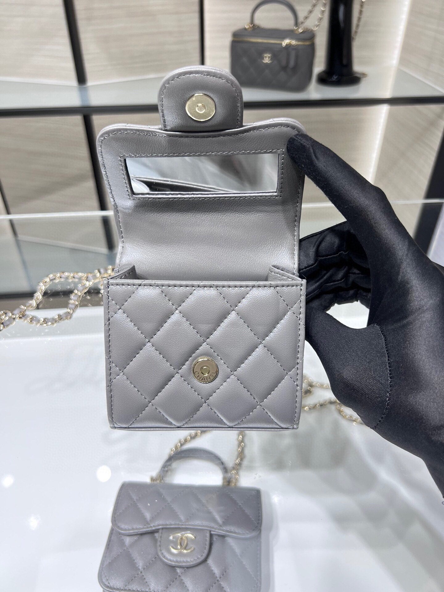 ＣＨＮＥＬMINI MATELASSÉ CLUTCH WITH CHAIN GRAY
