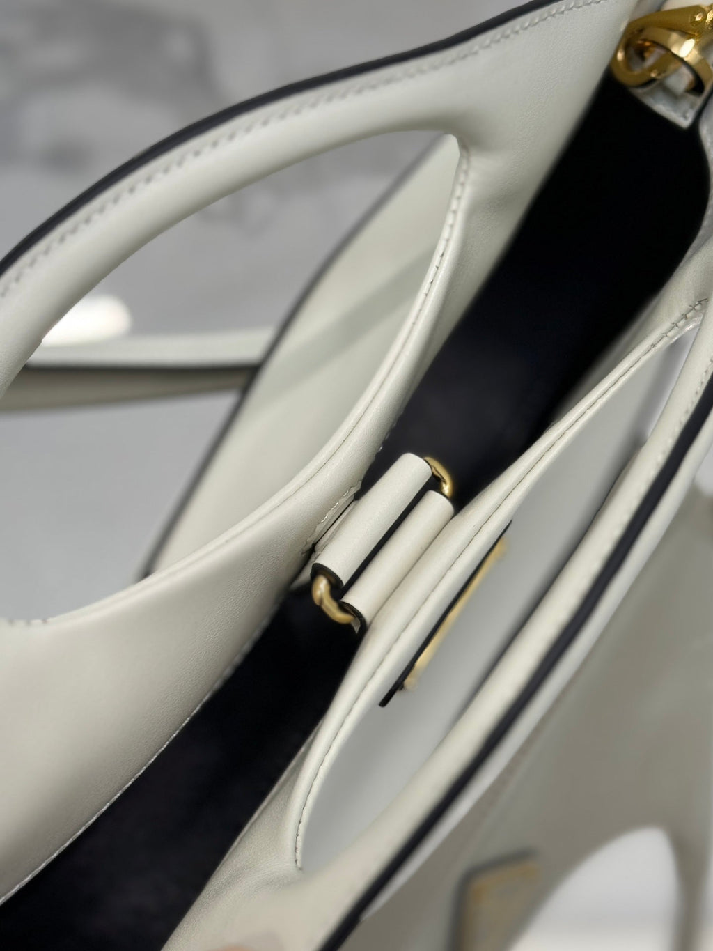 ＰＲＤＡ LEATHER TOTE BAG WHITE