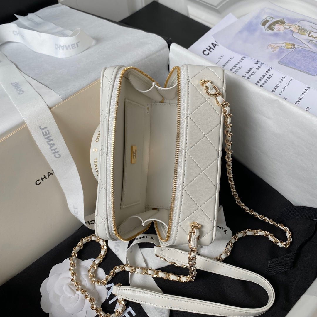 ＣＨＮＥＬCAMERA BAG WHITE