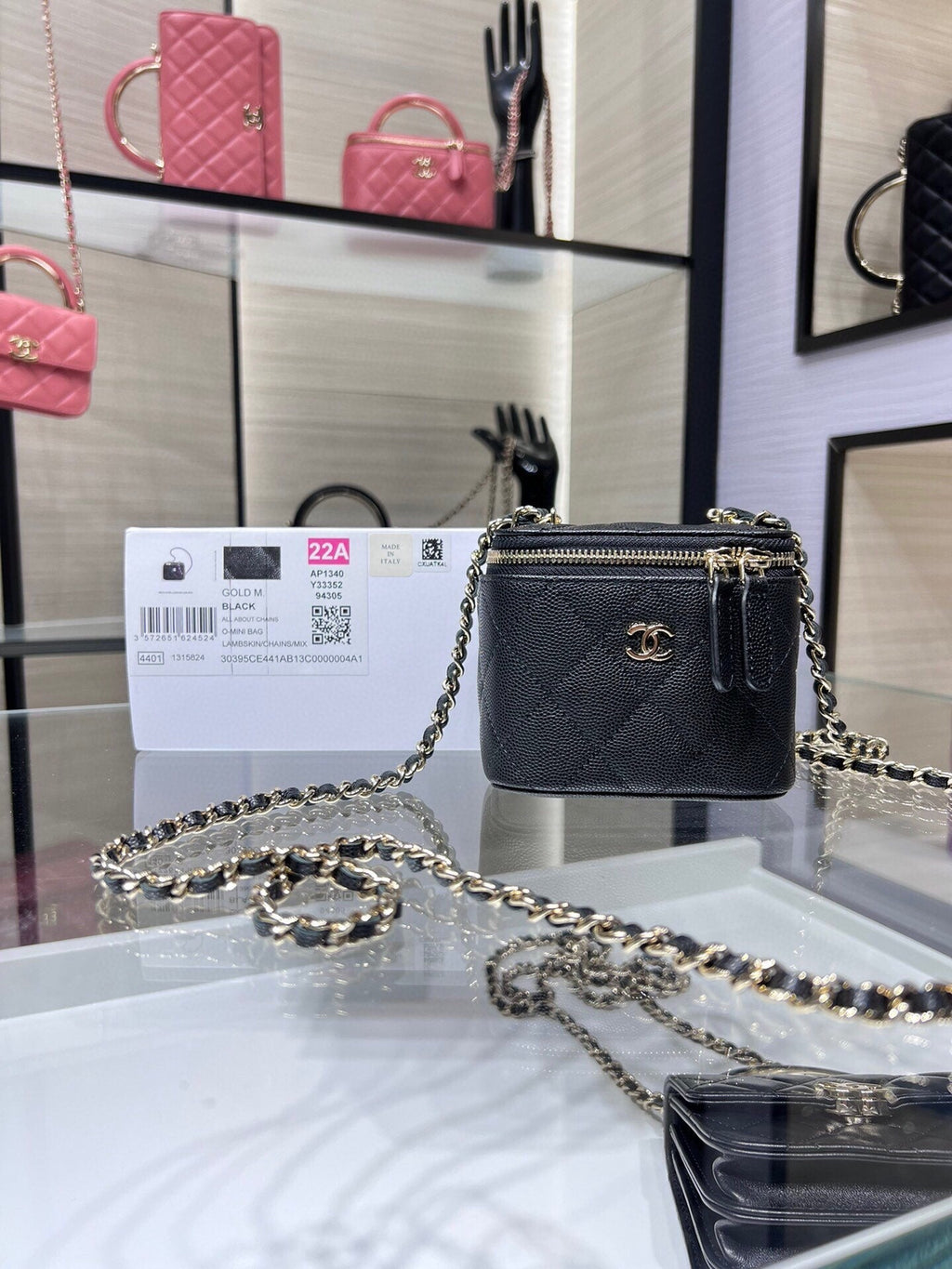 ＣＨＮＥＬMINI VANITY CASE WITH CLASSIC CHAIN