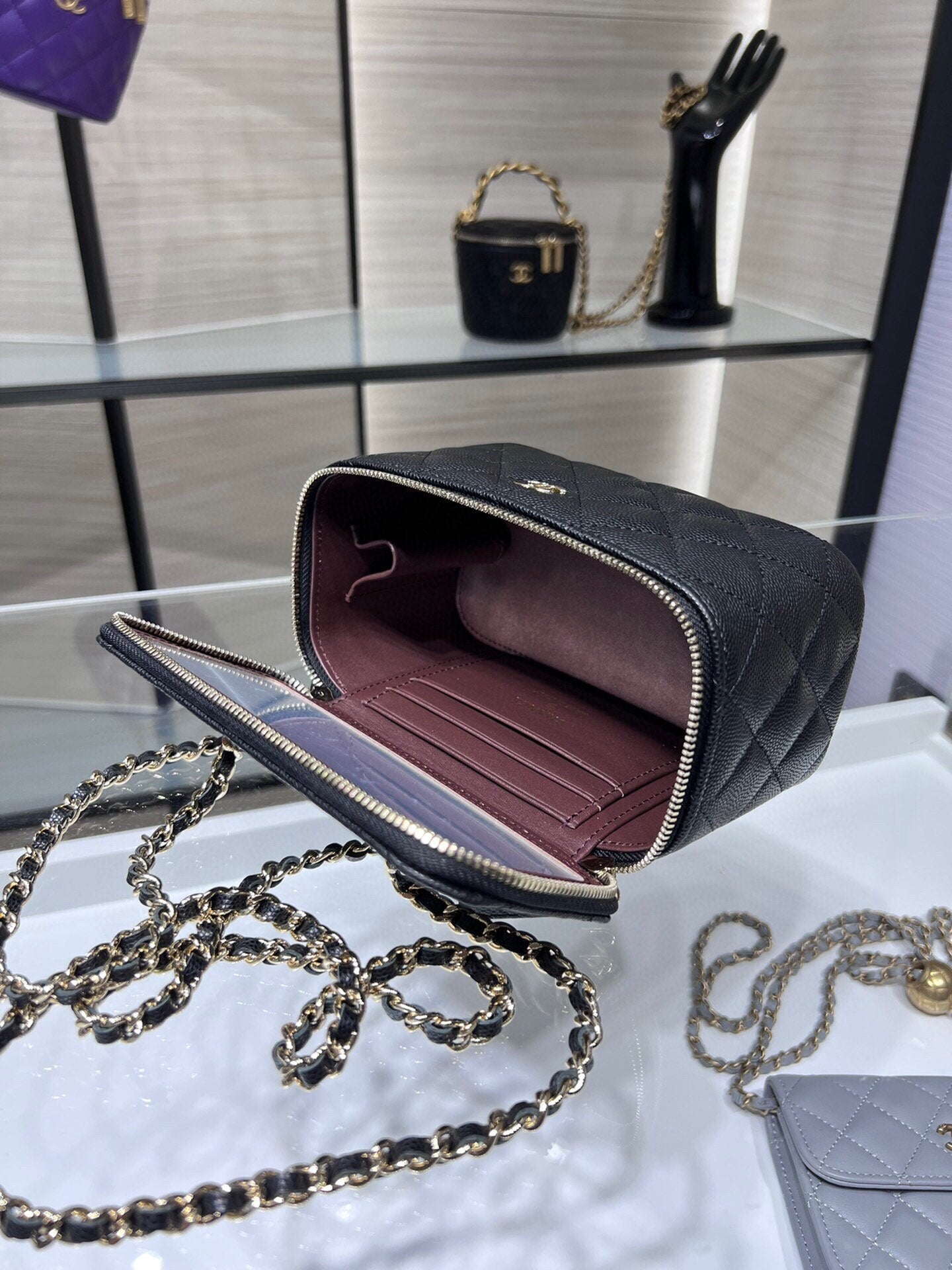 ＣＨＮＥＬCLASSIC VANITY CASE WITH CHAIN