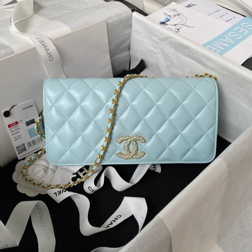 ＣＨＮＥＬCLASSIC WALLET ON CHAIN BABY BLUE