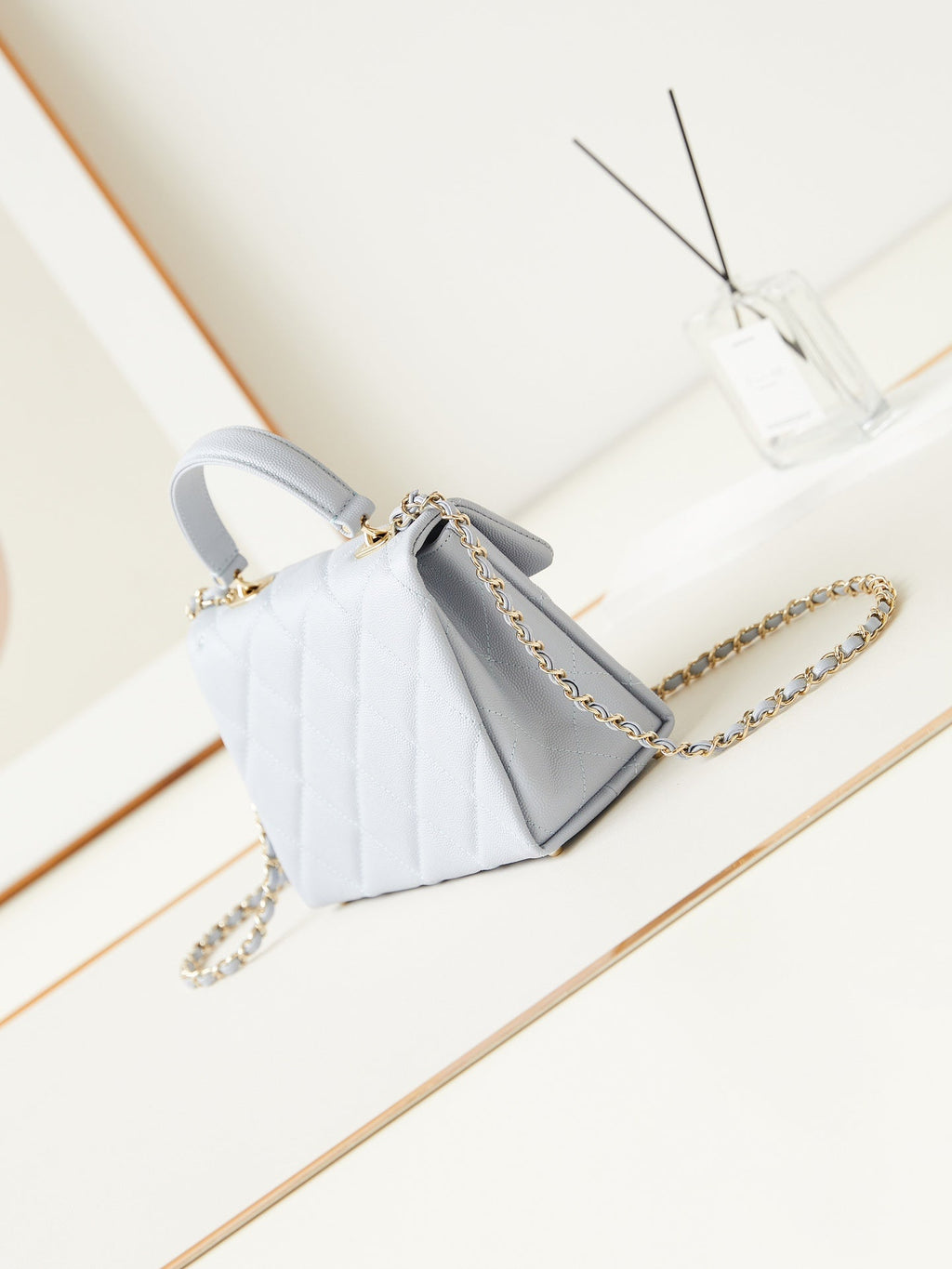 ＣＨＮＥＬFLAP BAG WITH A TOP HANDLE ASH GRAY