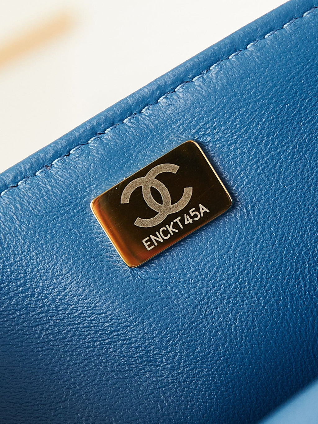ＣＨＮＥＬFLAP BAG WITH A TOP HANDLE BLUE