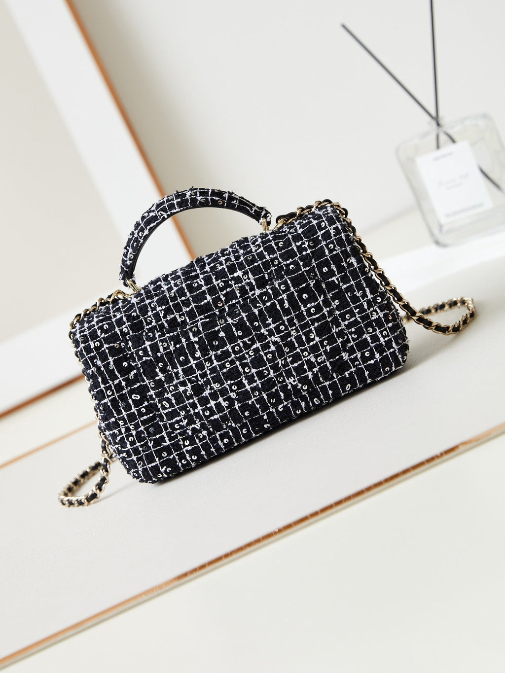 ＣＨＮＥＬFLAP BAG WITH A TOP HANDLE