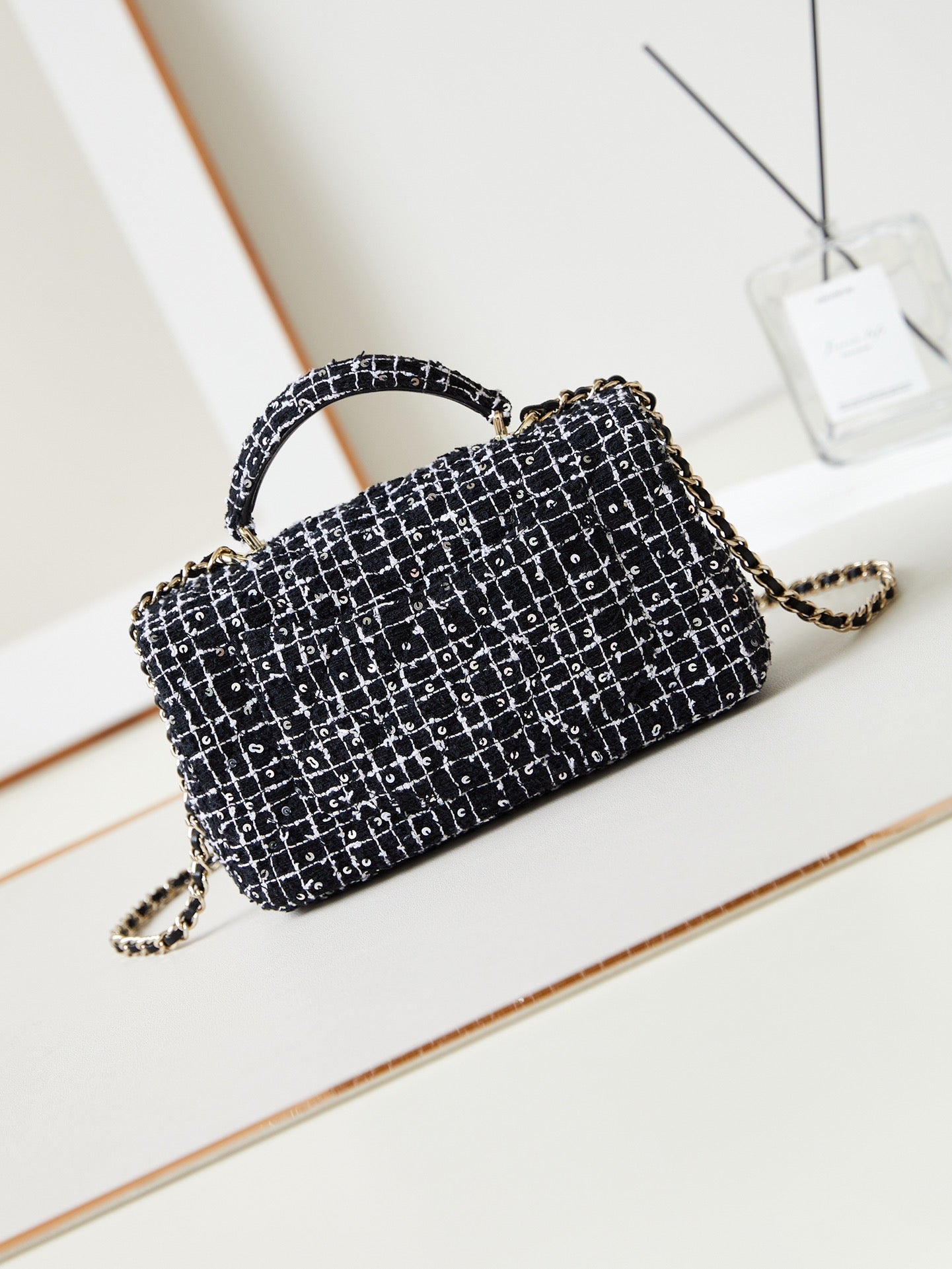 ＣＨＮＥＬFLAP BAG WITH A TOP HANDLE
