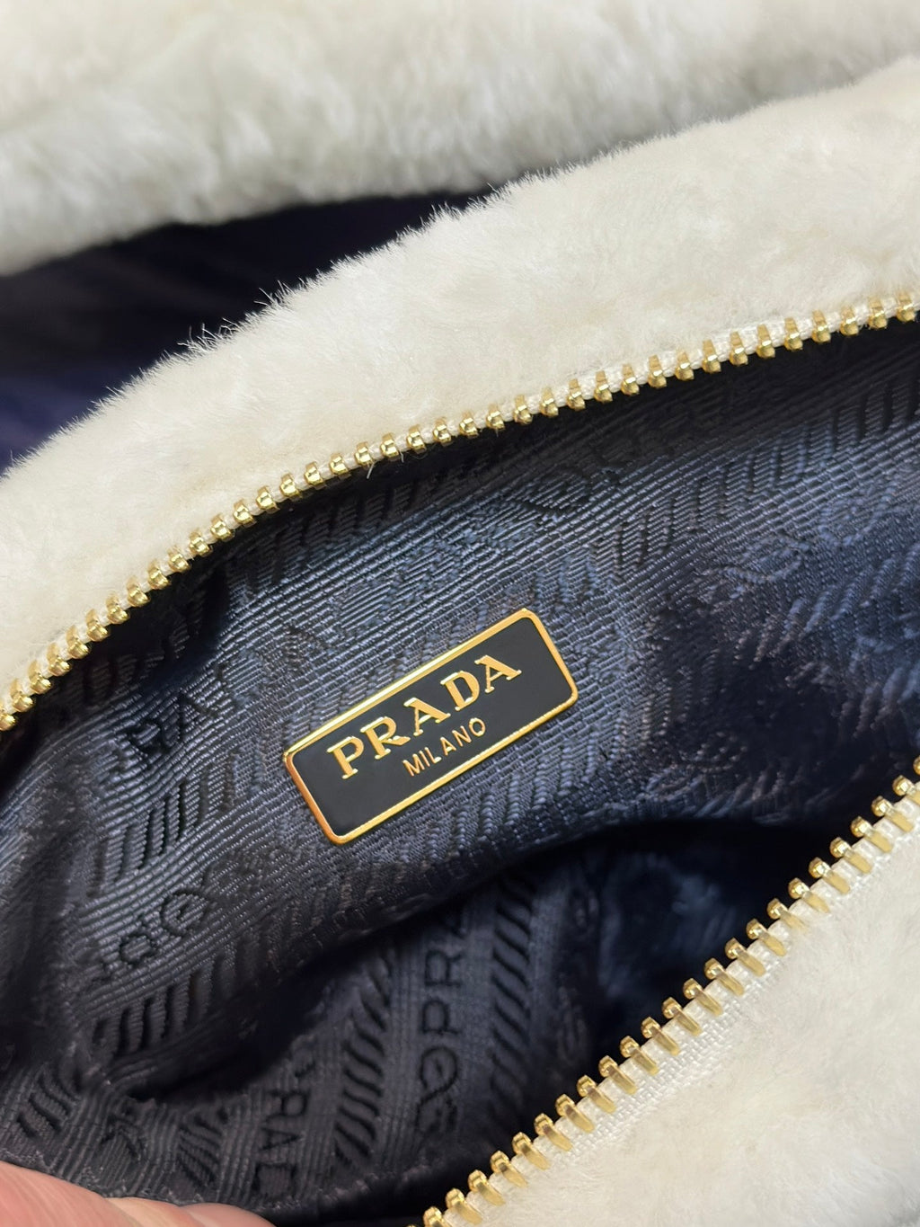 ＰＲＤＡ 2018 MINI SHEARLING TRIANGLE SATCHEL WHITE