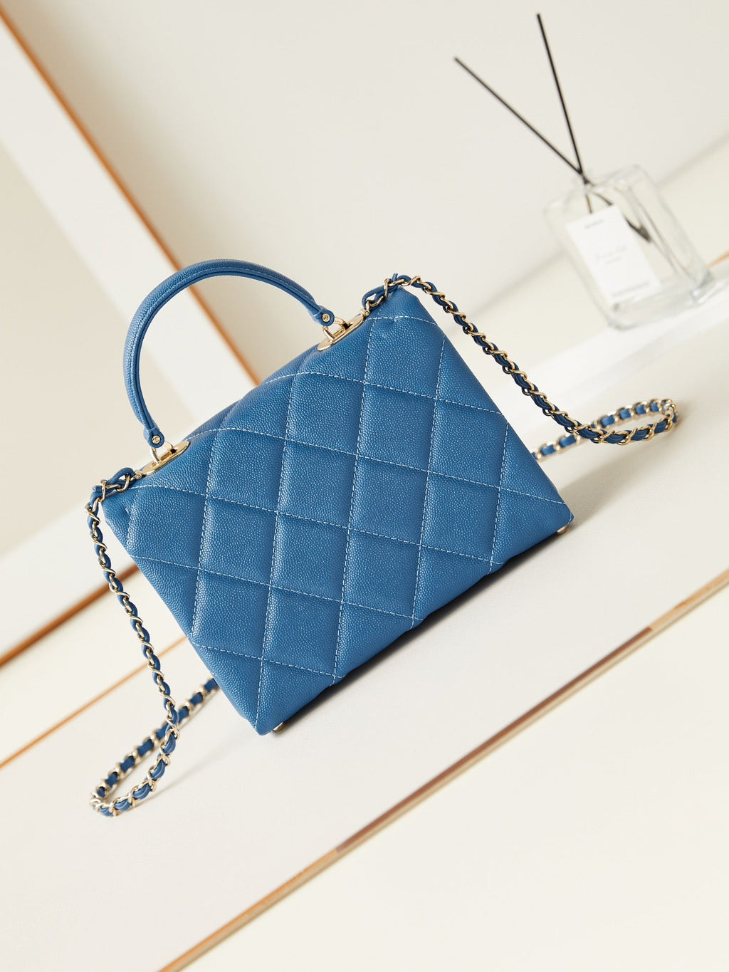 ＣＨＮＥＬFLAP BAG WITH A TOP HANDLE BLUE
