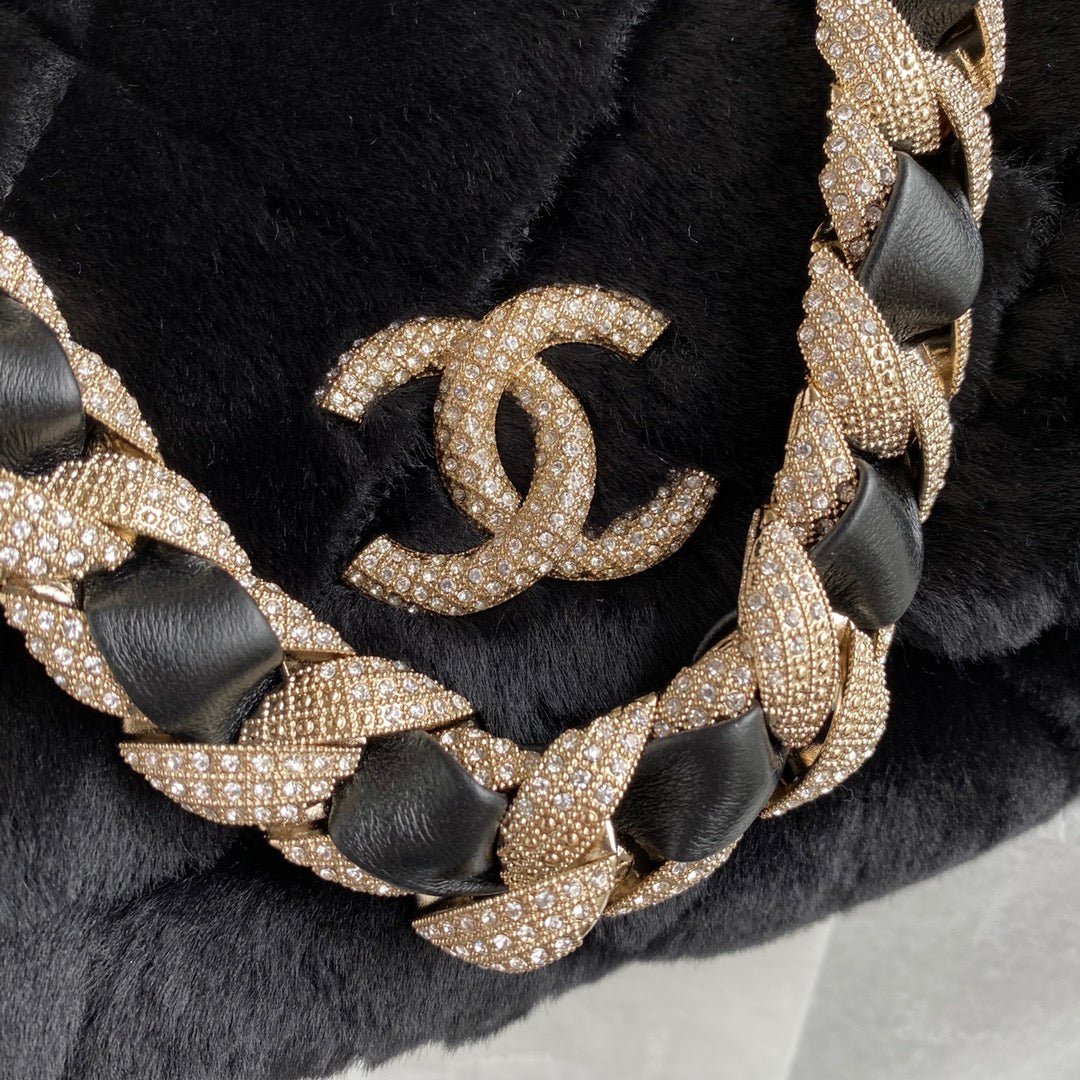 ＣＨＮＥＬSHEARLING CRYSTAL STRASS FLAP BAG