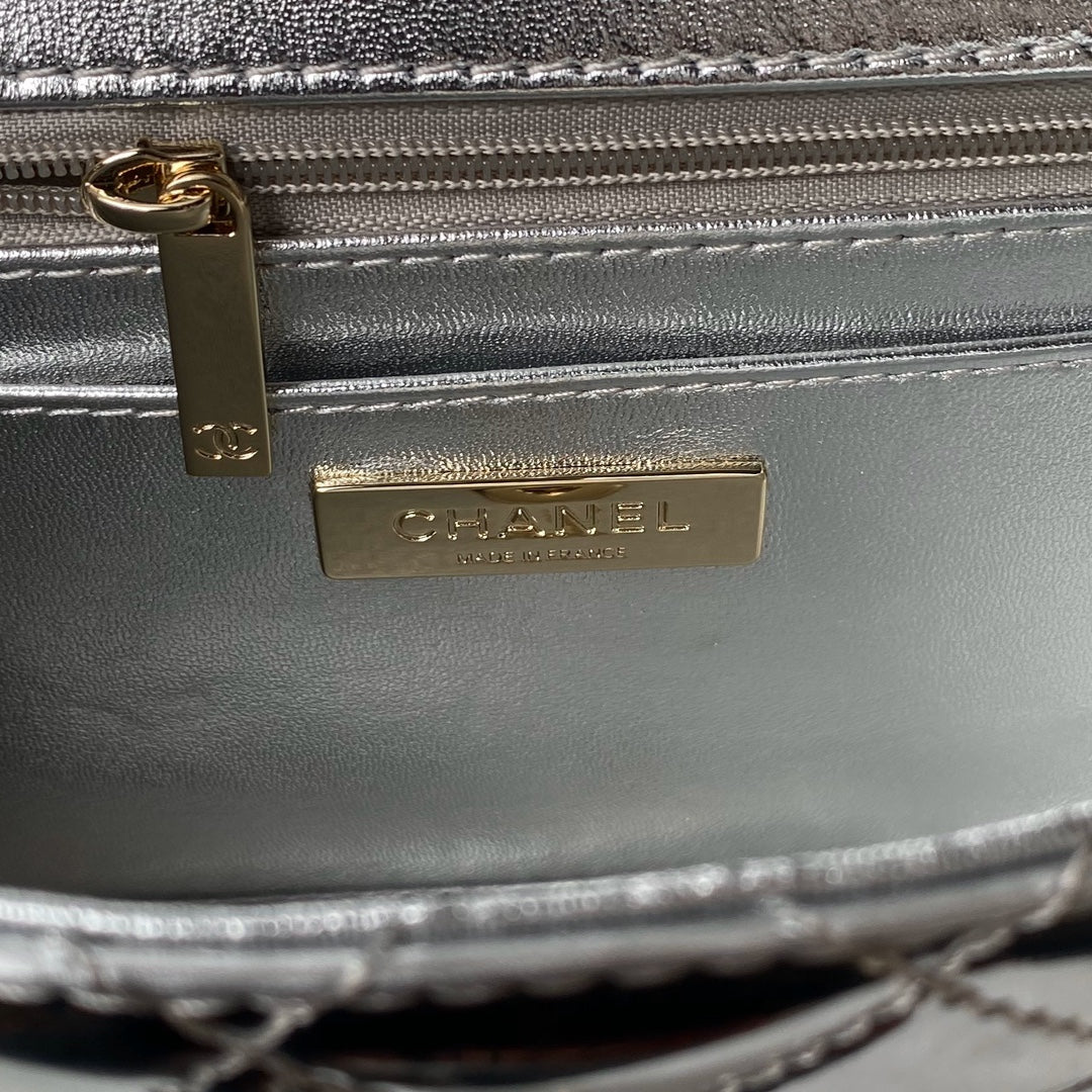 ＣＨＮＥＬCLASSIC FLAP BAG IN SILVER METALLIC QUILTED LEATHER
