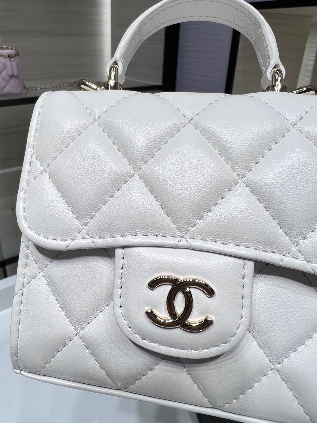 ＣＨＮＥＬMINI MATELASSÉ CLUTCH WITH CHAIN WHITE