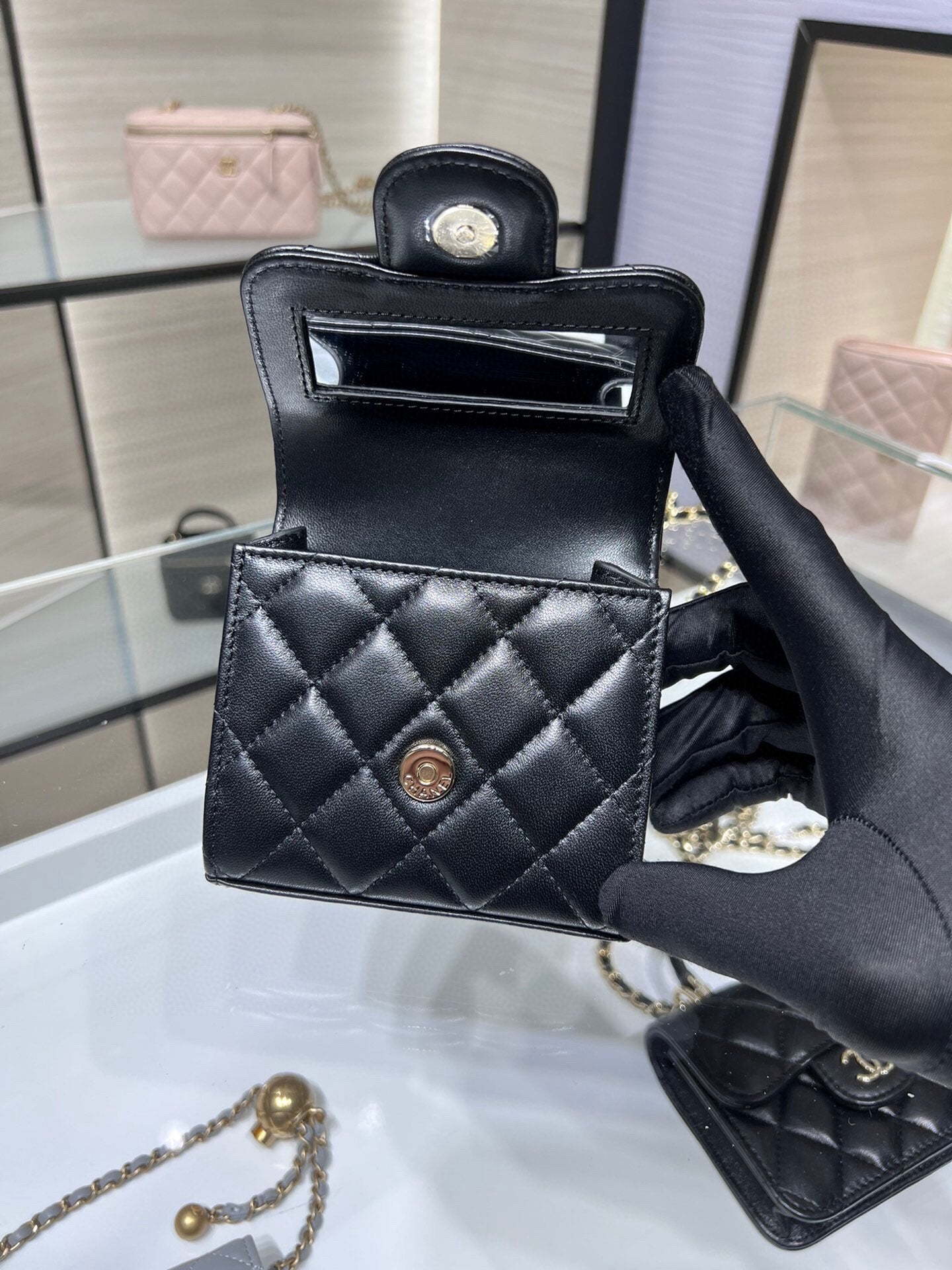 ＣＨＮＥＬMINI MATELASSÉ CLUTCH WITH CHAIN BLACK