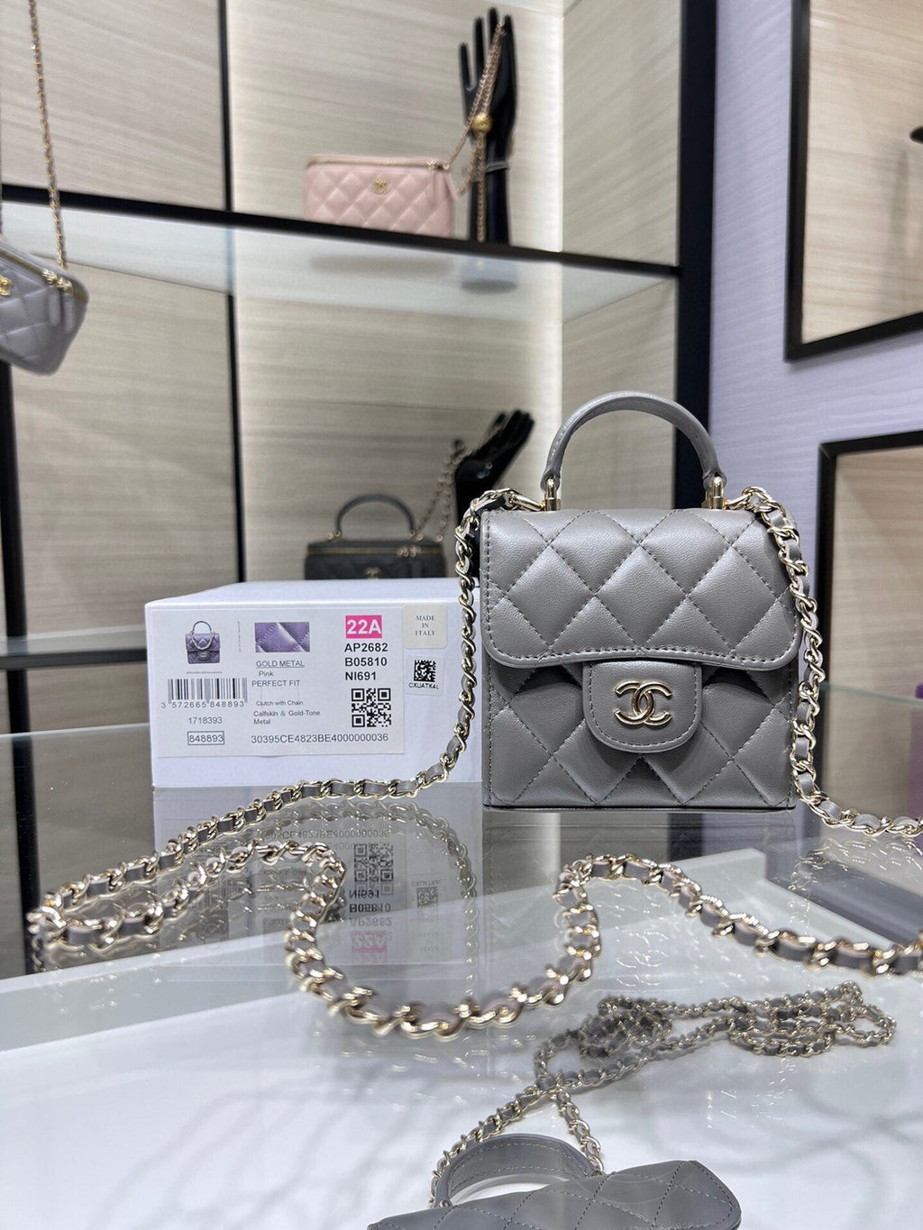 ＣＨＮＥＬMINI MATELASSÉ CLUTCH WITH CHAIN GRAY
