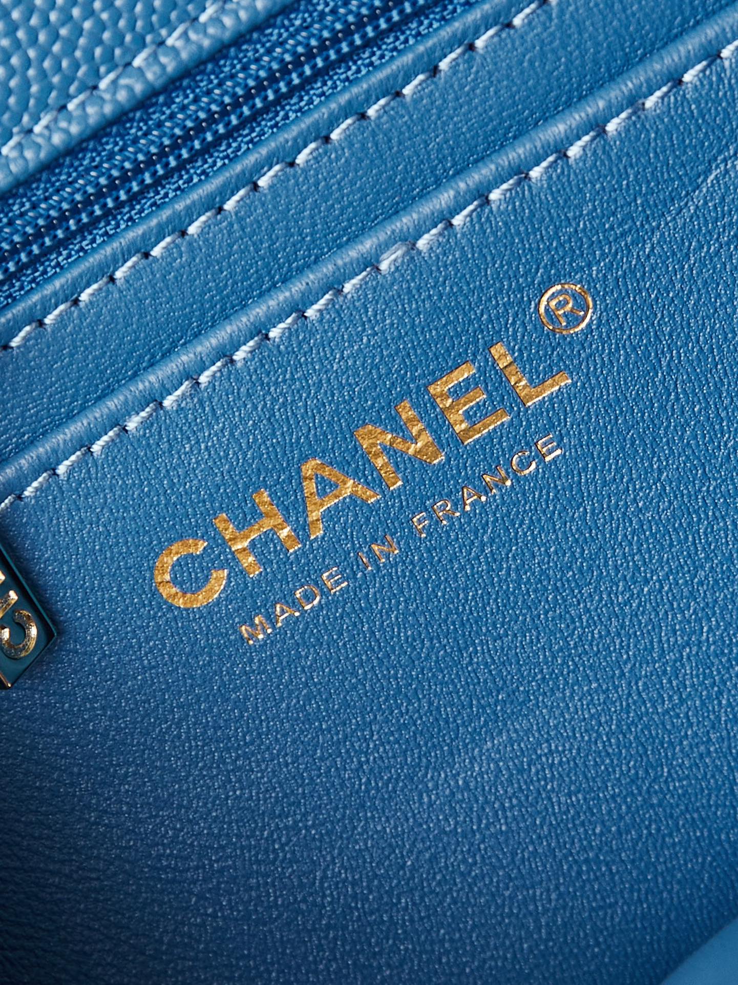 ＣＨＮＥＬFLAP BAG WITH A TOP HANDLE BLUE