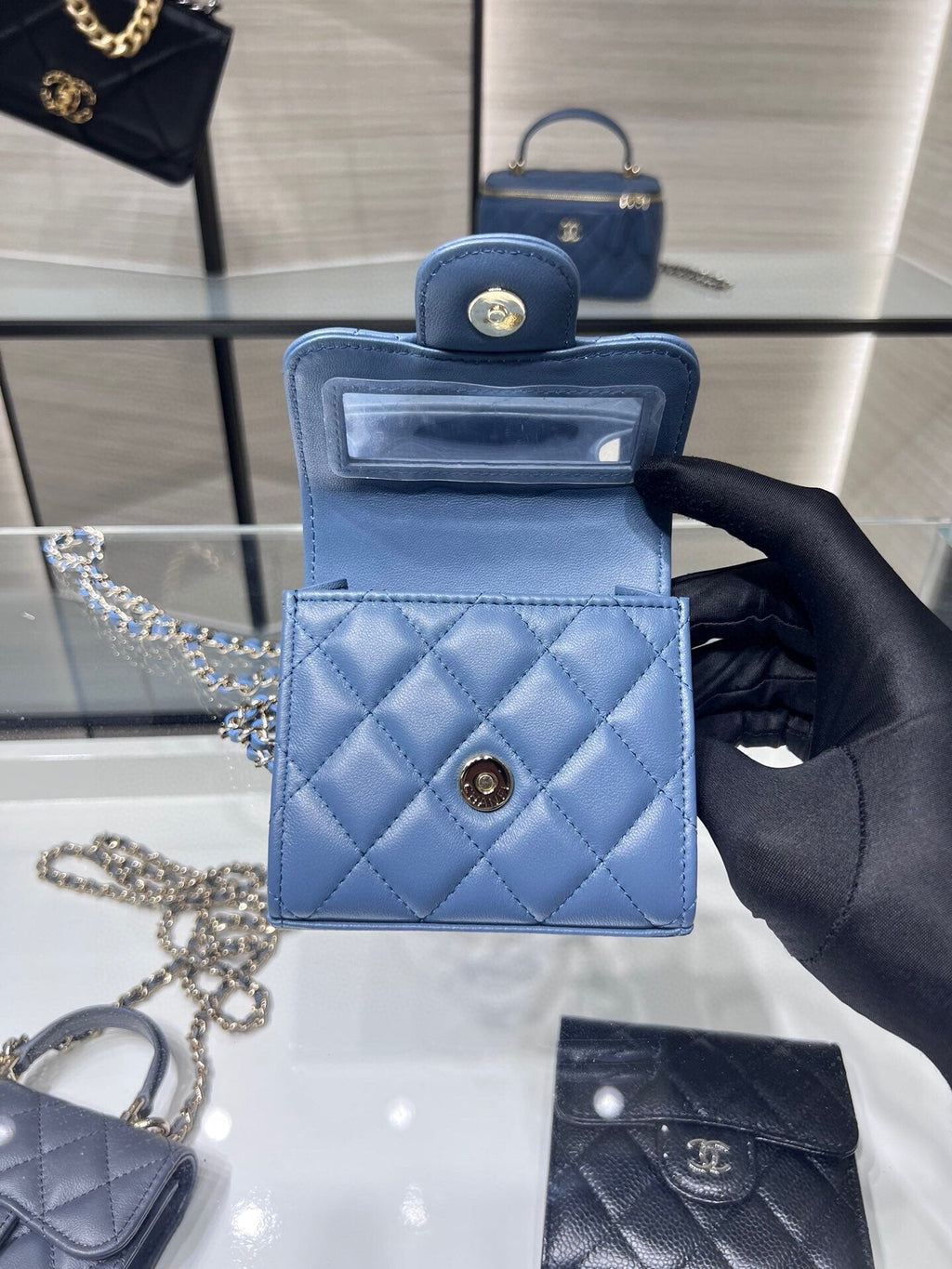 ＣＨＮＥＬMINI MATELASSÉ CLUTCH WITH CHAIN BLUE