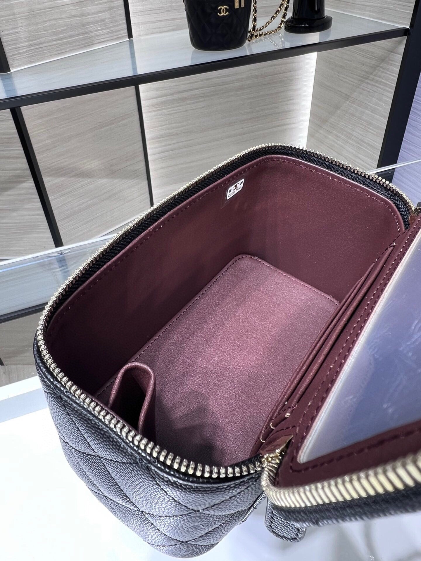 ＣＨＮＥＬCLASSIC VANITY CASE WITH CHAIN